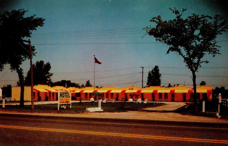 Tiki Motel (Motel Tiki, C & D Motel) - Vintage Postcard